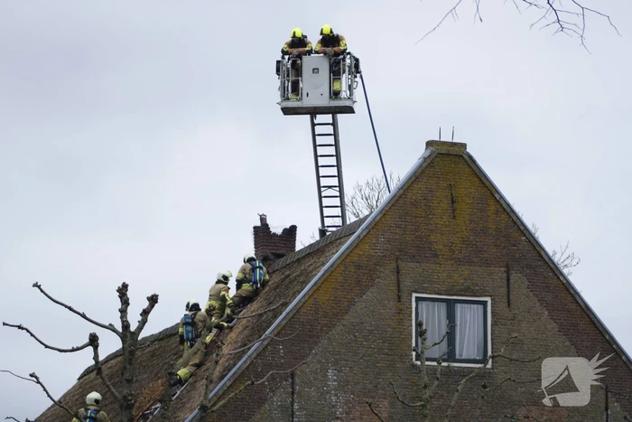 Schoorsteenbrand slaat over naar rietenkap
