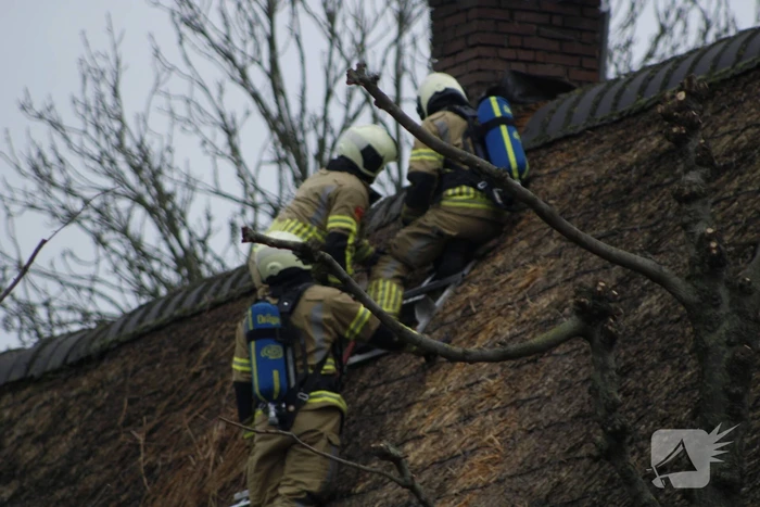 Schoorsteenbrand slaat over naar rietenkap