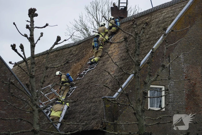 Schoorsteenbrand slaat over naar rietenkap
