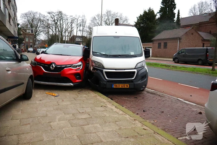 Bestelbus vliegt uit de bocht en ramt geparkeerde auto's