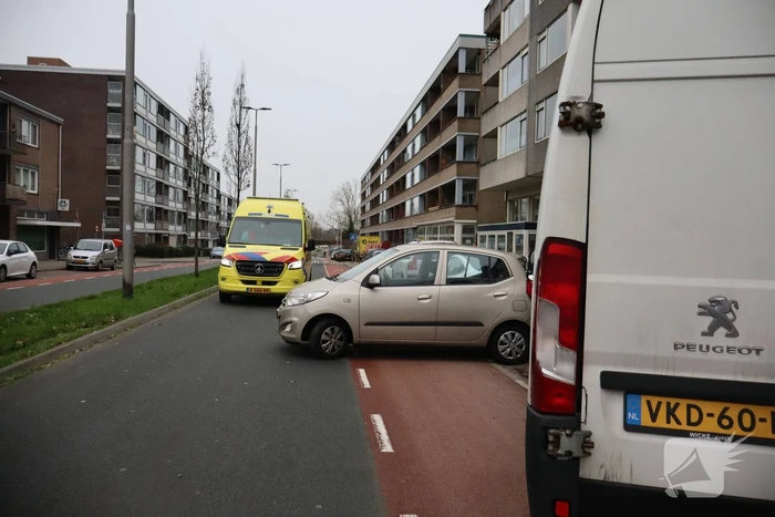 Bestelbus vliegt uit de bocht en ramt geparkeerde auto's