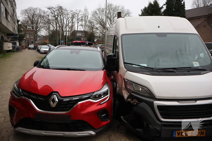 Bestelbus vliegt uit de bocht en ramt geparkeerde auto's