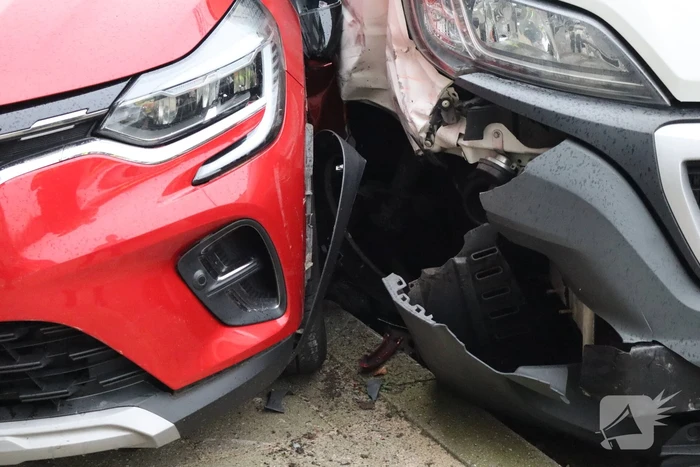 Bestelbus vliegt uit de bocht en ramt geparkeerde auto's