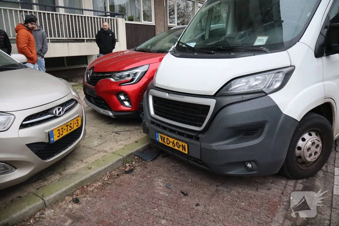 Bestelbus vliegt uit de bocht en ramt geparkeerde auto's