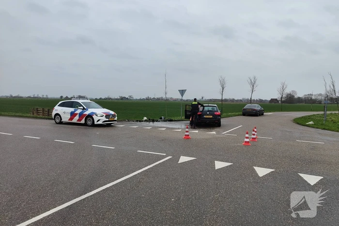 Politiebus te water na aanrijding met auto