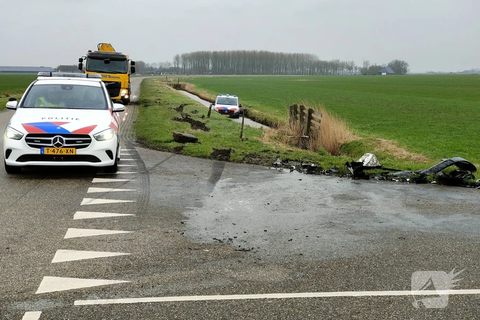 Politiebus te water na aanrijding met auto