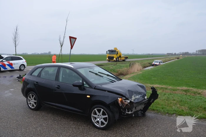 Politiebus te water na aanrijding met auto