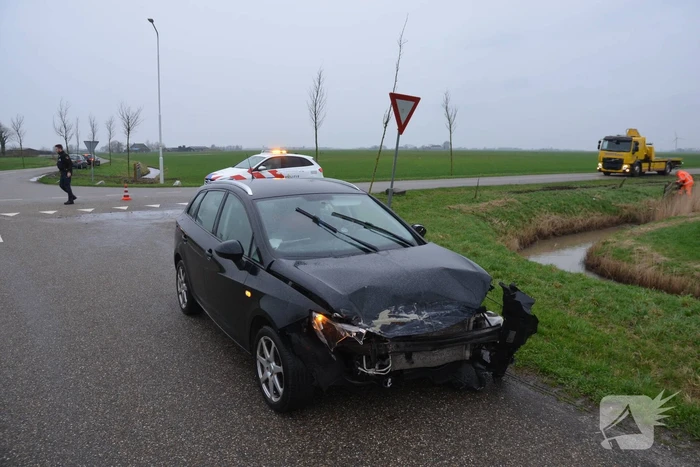 Politiebus te water na aanrijding met auto