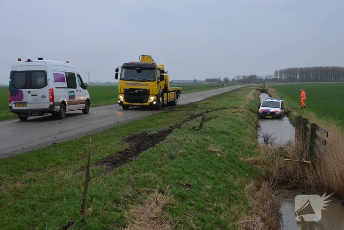 Politiebus te water na aanrijding met auto