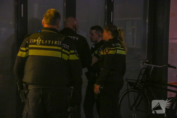 Man showt geslachtsdeel voor supermarkt