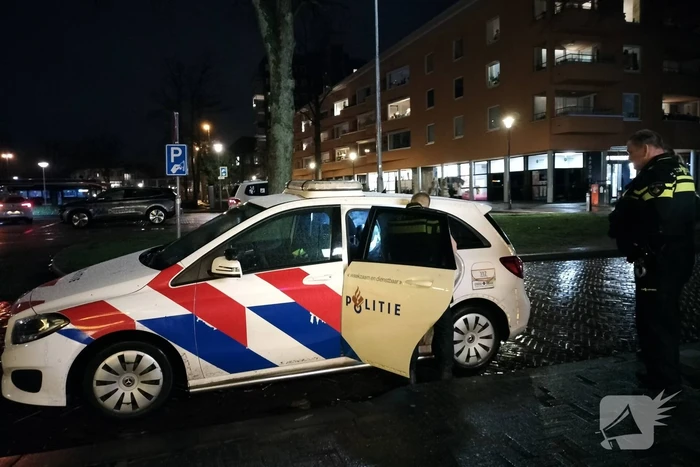 Man showt geslachtsdeel voor supermarkt