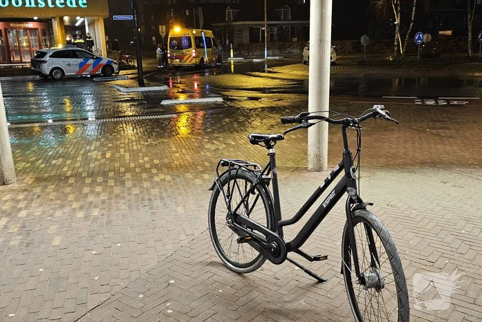 Fietser en automobilist botsen op rotonde