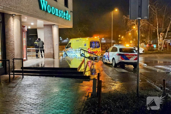 Fietser en automobilist botsen op rotonde