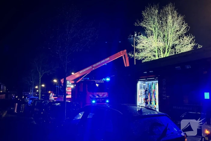 Veel rookontwikkeling bij brand op zolder