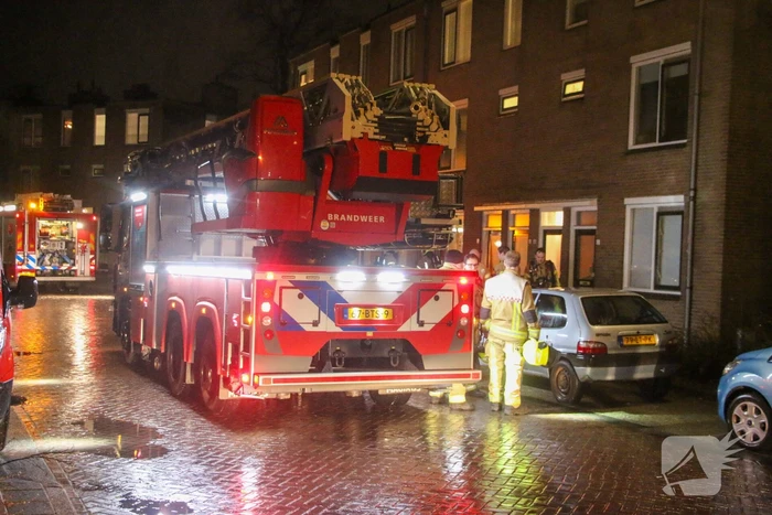 Brandweer breekt deur open bij keukenbrand