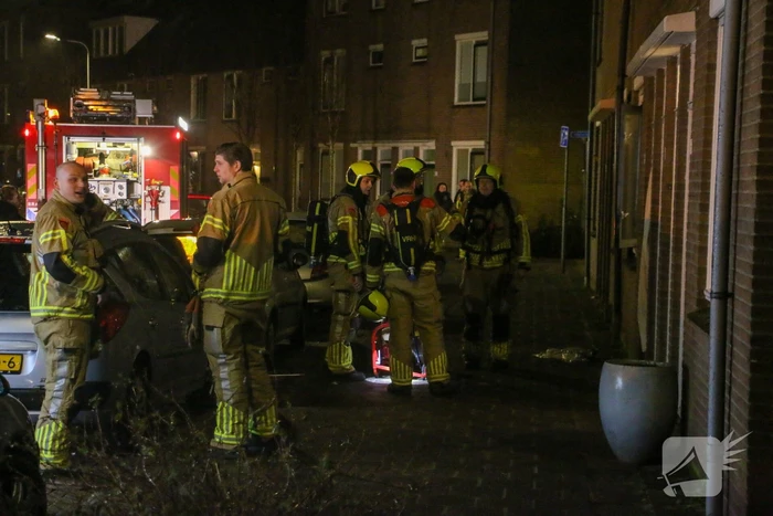 Brandweer breekt deur open bij keukenbrand