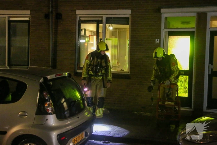 Brandweer breekt deur open bij keukenbrand
