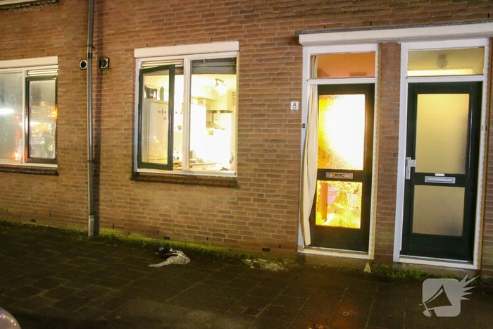Brandweer breekt deur open bij keukenbrand