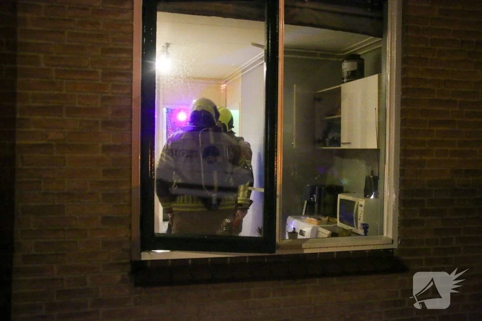Brandweer breekt deur open bij keukenbrand