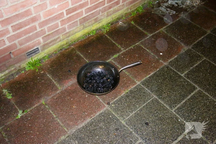 Brandweer breekt deur open bij keukenbrand