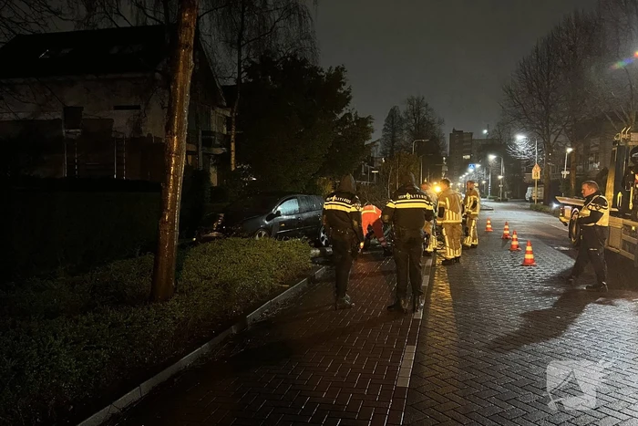 Automobilist rijdt boom en lantaarnpaal uit de grond