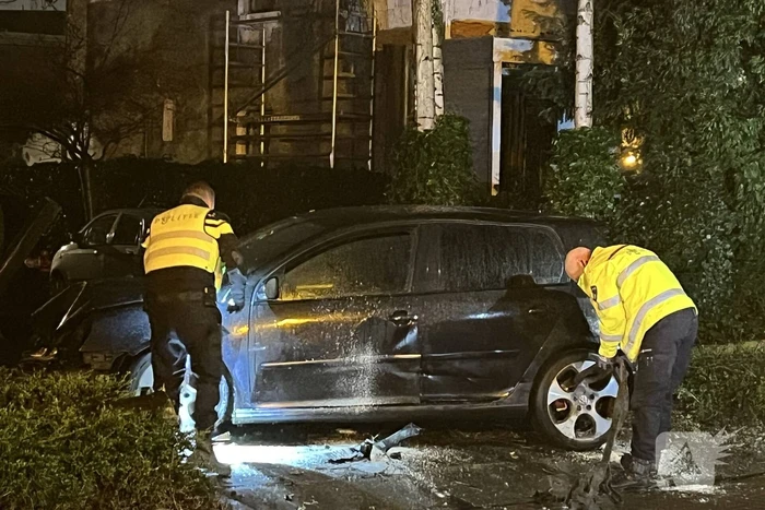 Automobilist rijdt boom en lantaarnpaal uit de grond