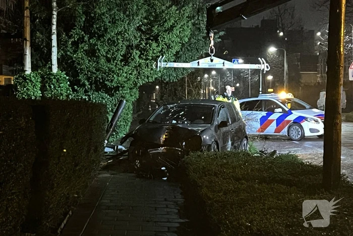 Automobilist rijdt boom en lantaarnpaal uit de grond
