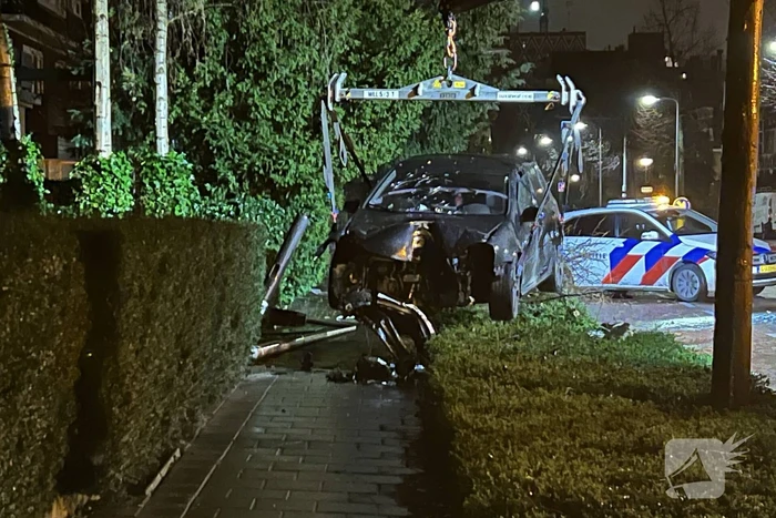 Automobilist rijdt boom en lantaarnpaal uit de grond