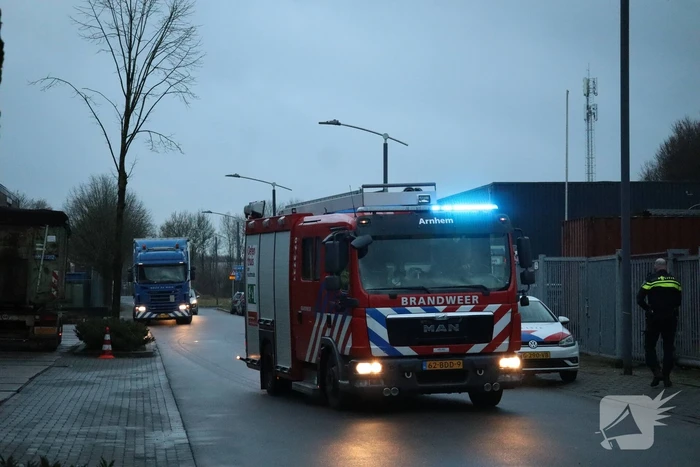 Medewerkers blussen brand in bakkerij