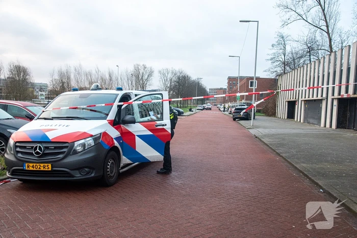 Persoon voor zijn auto neergeschoten