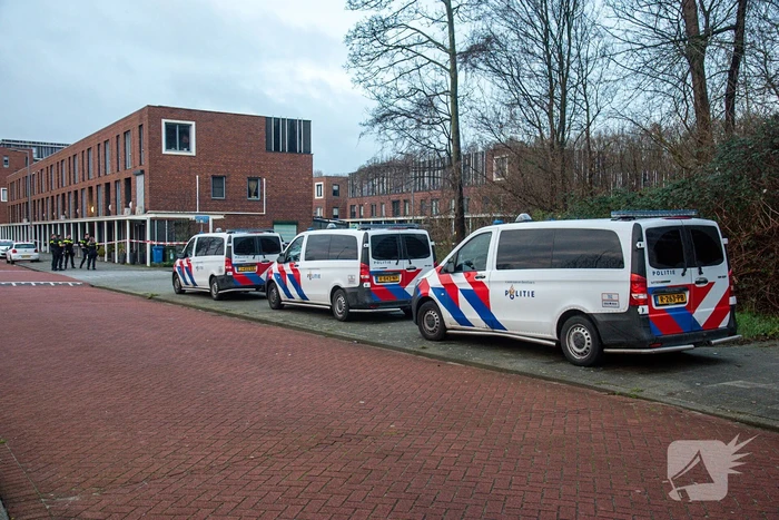 Persoon voor zijn auto neergeschoten