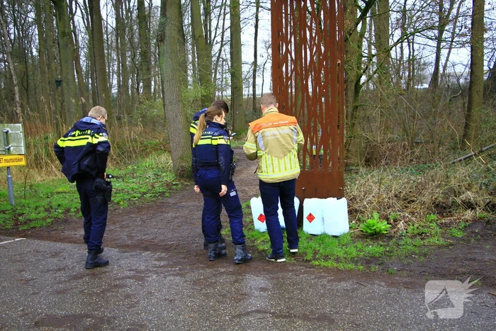 Verdacht materiaal gevonden in bosgebied