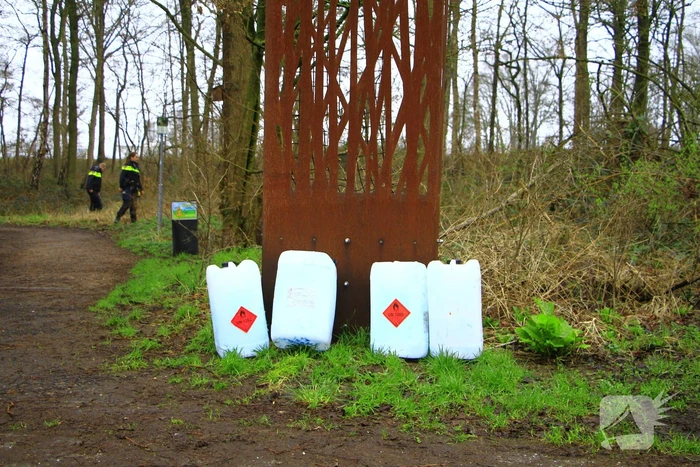 Verdacht materiaal gevonden in bosgebied