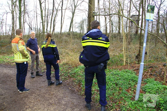 Verdacht materiaal gevonden in bosgebied
