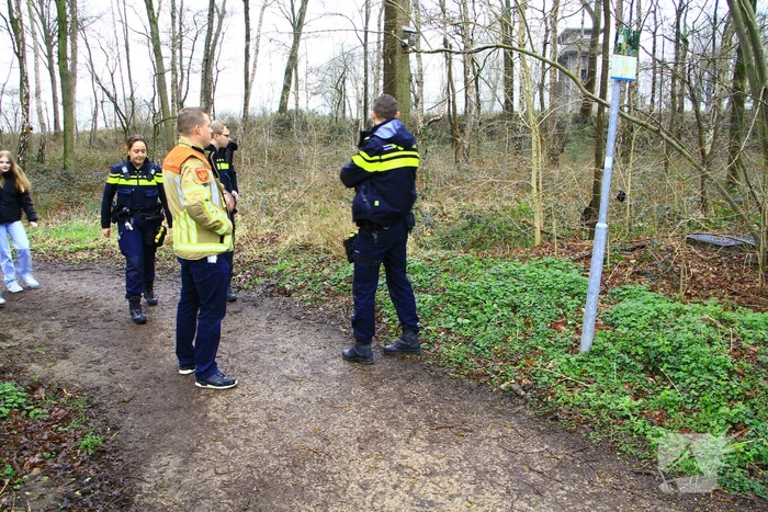 Verdacht materiaal gevonden in bosgebied