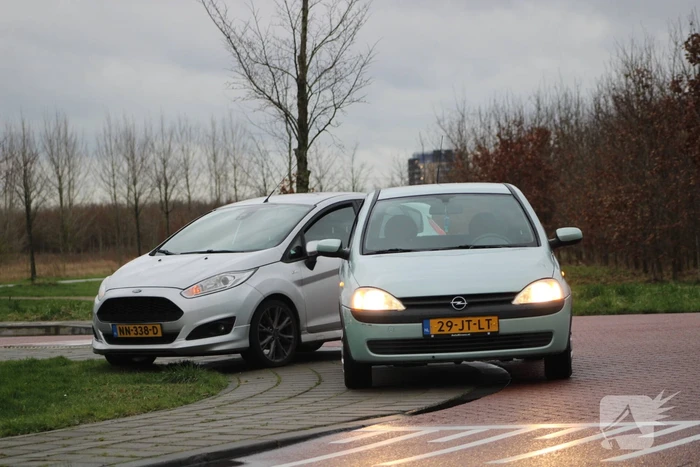 Scooterrijder en automobilist botsen op elkaar