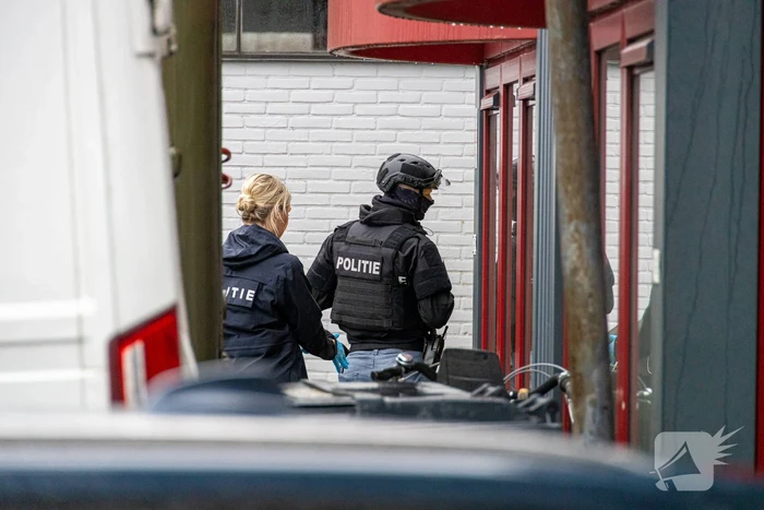 Politie valt bedrijfpand binnen