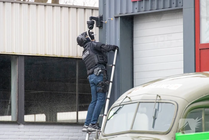 Politie valt bedrijfpand binnen