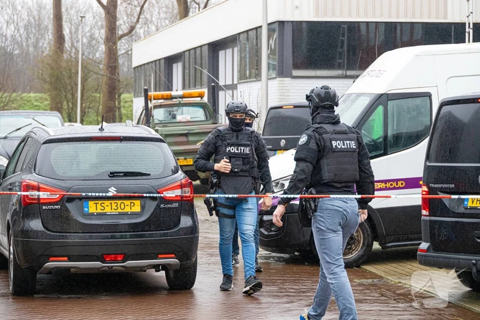Politie valt bedrijfpand binnen