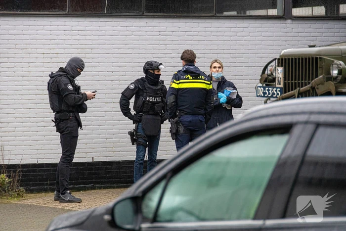Politie valt bedrijfpand binnen
