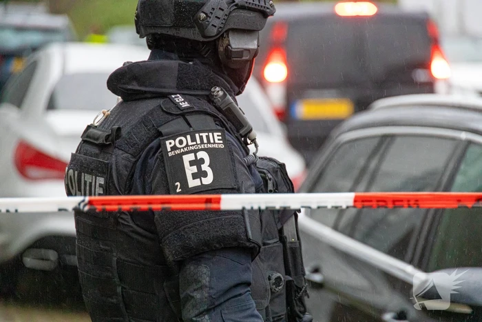 Politie valt bedrijfpand binnen