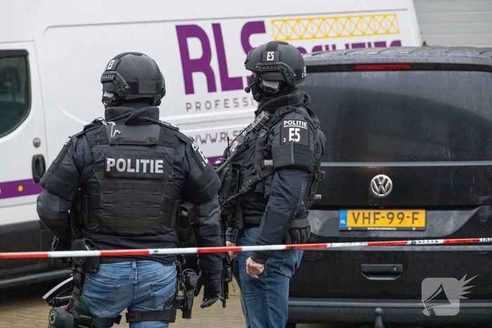 Politie valt bedrijfpand binnen