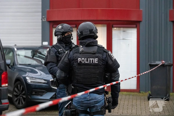 Politie valt bedrijfpand binnen