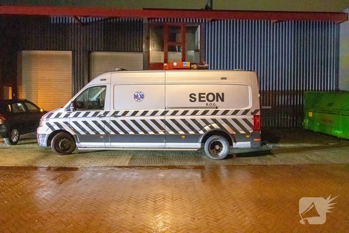 Politie valt bedrijfpand binnen
