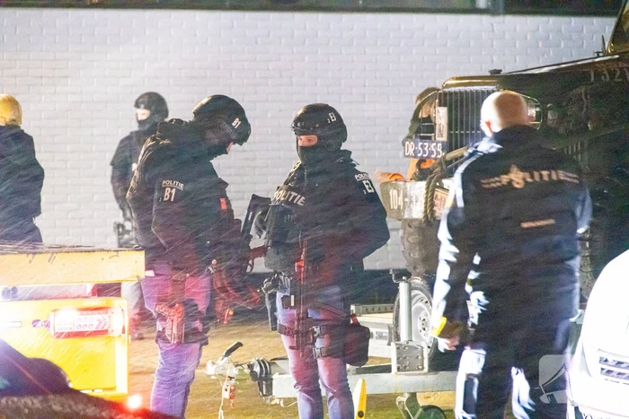 Politie valt bedrijfpand binnen
