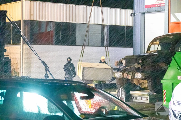Politie valt bedrijfpand binnen