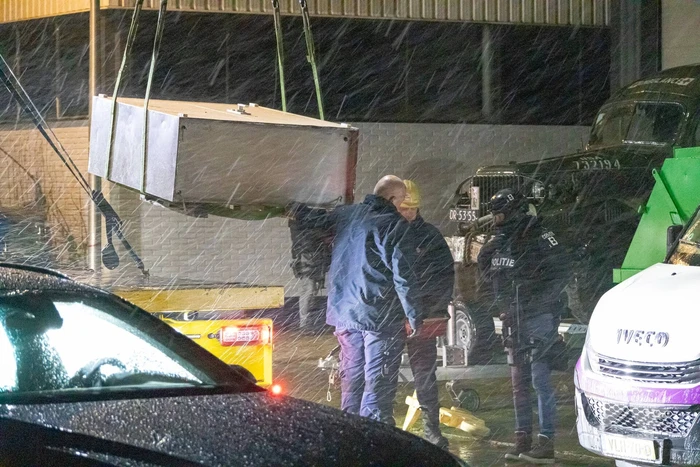 Politie valt bedrijfpand binnen