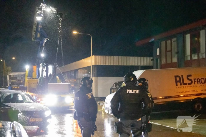 Politie valt bedrijfpand binnen