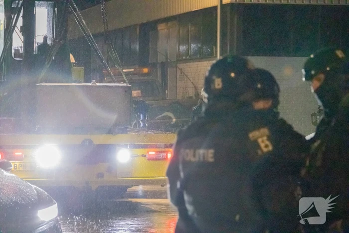 Politie valt bedrijfpand binnen