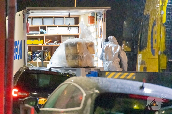Politie valt bedrijfpand binnen